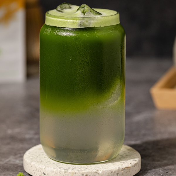 Jeges gyömbéres-kókuszos matcha frissítő